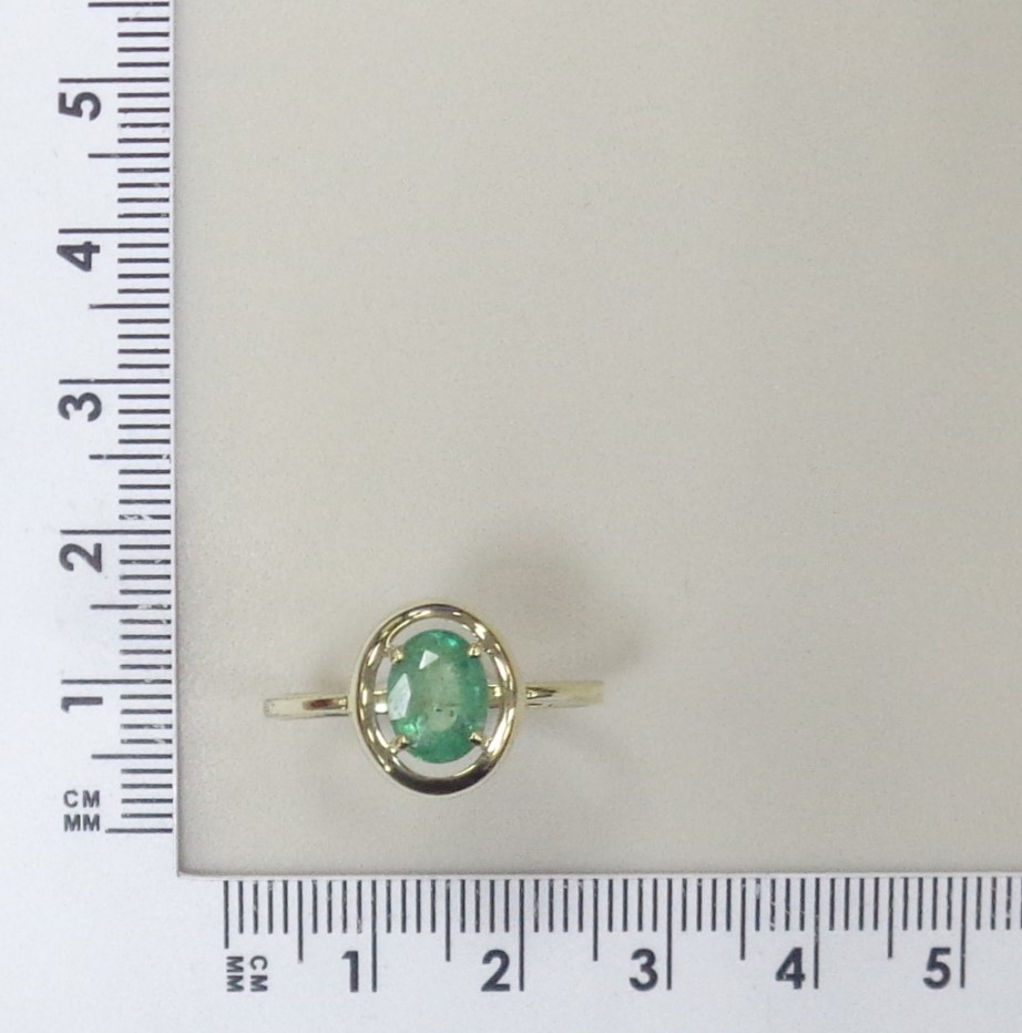 Кольцо из желтого золота с изумрудом